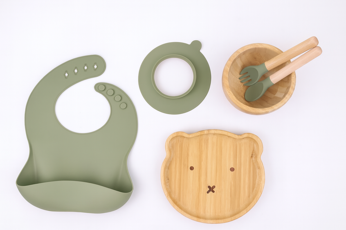 Set de hranire pentru bebelusi din bambus si silicon, model ursulet, verde