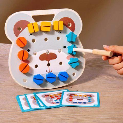 Joc Montessori Urs cu Șuruburi – Panou Educativ cu Forme și Cartonașe